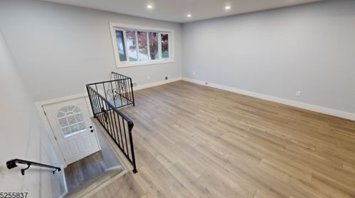 16 Hillside Dr, Clinton NJ  08809-1213 exterior