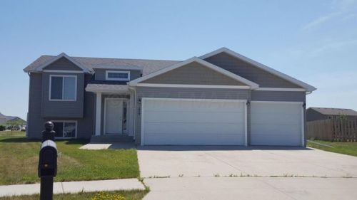 3820 10th St, Moorhead, MN 56560-6141