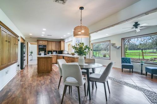 376 Leisure Ln, Lost Pines, TX 78612-3232