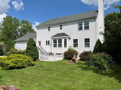 109 Spring Wood Ln, Bloomfield, CT 06002-1168