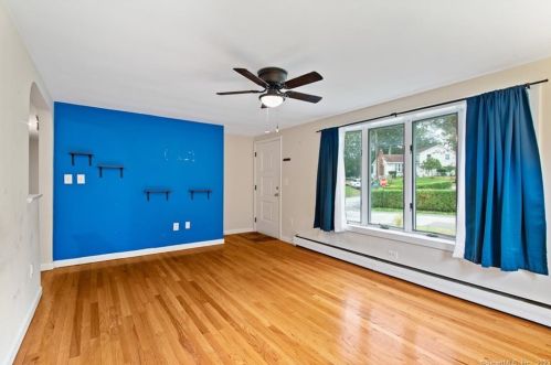 8 Sautter Dr, Uncasville CT  06382-1829 exterior