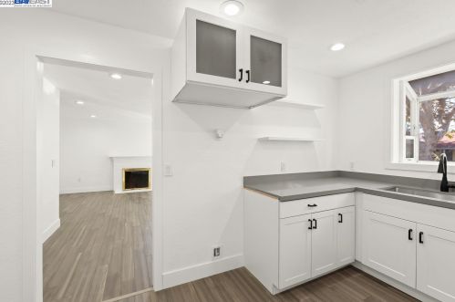 608 Almanza Dr, Oakland, CA 94603-3508