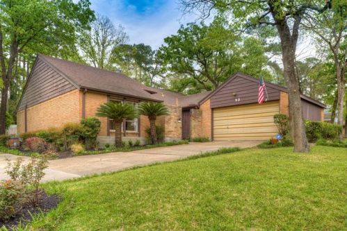 93 Indian Creek Dr, Conroe, TX 77304-7216