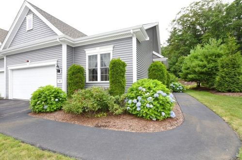 80 Stonebridge Dr, Hanson, MA 02341-3104
