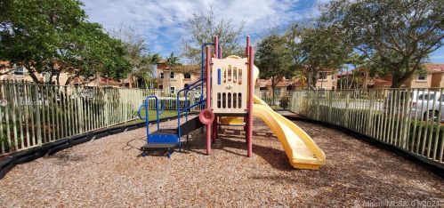 902 143 Ter, Hollywood FL  33027-6151 exterior