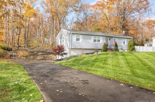 62 Far Horizons Dr, Huntington, CT 06484-1708