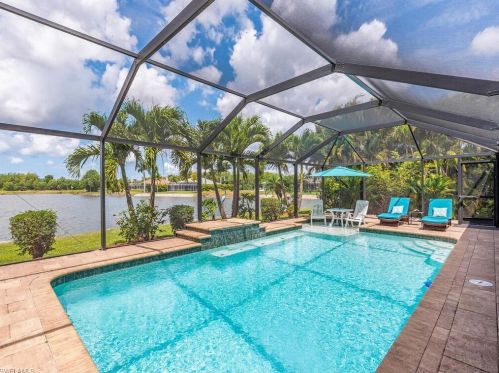 18013 Royal Tree Pkwy, Naples FL  34114-8941 exterior