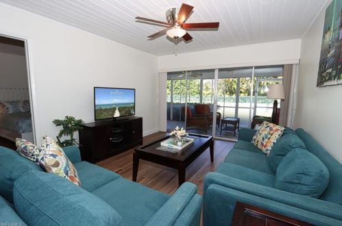 820 Ketch Dr, Naples, FL 34103-2701