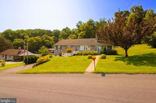 735 Locust St, Mount Wolf, PA 17347-9510