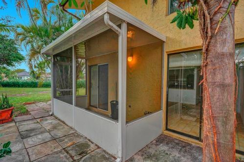 7692 Oakmont Cir, Hialeah FL  33015-2046 exterior