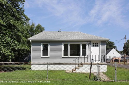 28 Carter Ave, Middletown NJ  07748-5302 exterior