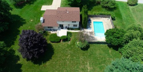 483 High Meadow Cir, Valpo, IN 46383-9741