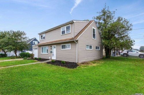 3852 Harbor Blvd, Seaford, NY 11783-3127