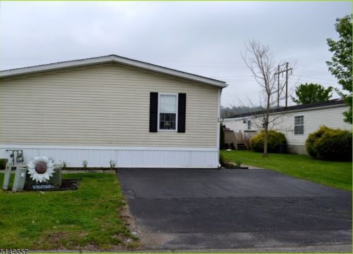 14 Caroline Dr, Belvidere NJ  07823-2849 exterior