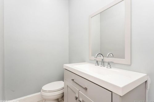 2011 Broadbridge Ave, Stratford CT  06614-4770 exterior