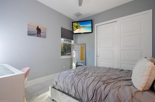 670 1 St, Naples FL 34117-5106 exterior