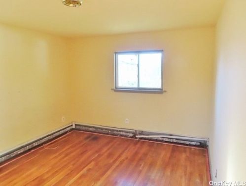 233 Rushmore St, Westbury NY  11590-3822 exterior