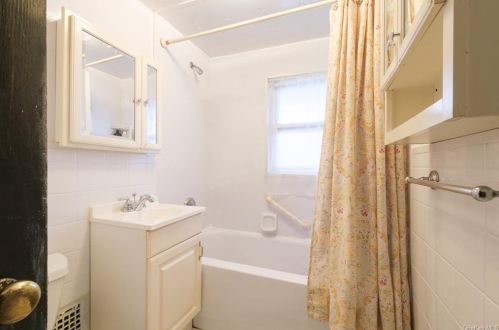 30 Second Ave, New Rochelle NY  10803-1418 exterior