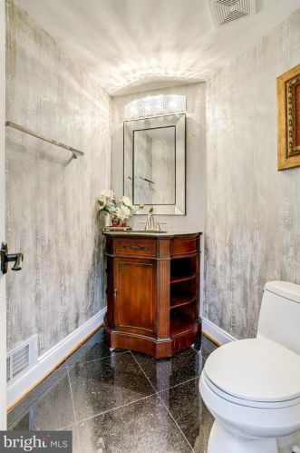 10108 Nedra Dr, Great Falls VA  22066-2835 exterior