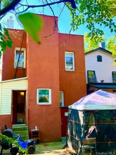 685 240th St, Bronx, NY 10471-3527