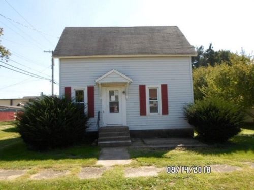 102 3rd St, Fowlerton, IN 46930