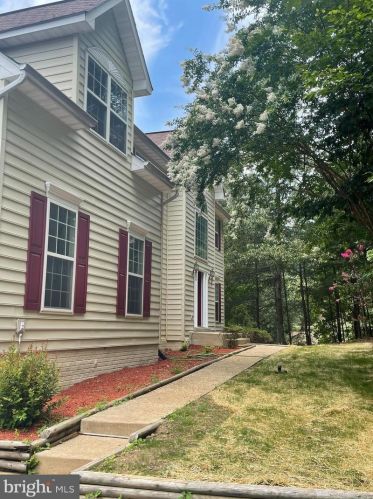 813 Winterberry Dr, Fredericksburg, VA 22405-2084