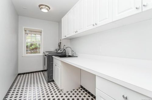 215 Locust Rd, Pleasantville NY  10570-3723 exterior