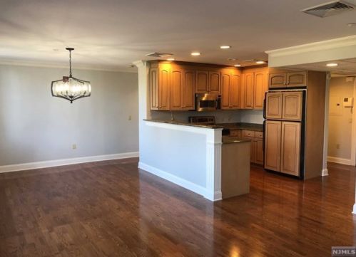 4302 Rio Vista Dr, Mahwah NJ  07430-4009 exterior