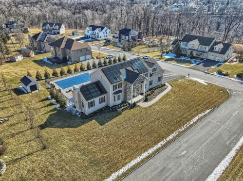 118 Winding Brook Ct, Newburgh, NY 12553-8370