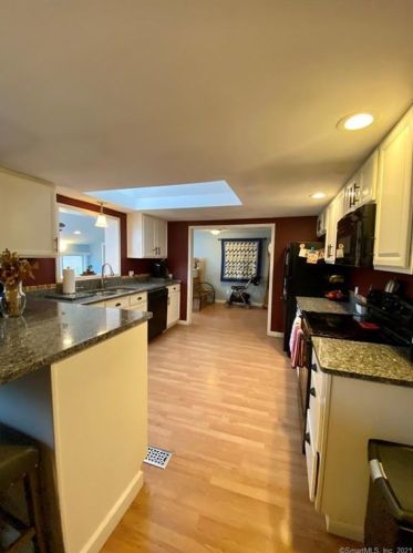 4 Poulin Dr, Putnam CT  06260-1010 exterior