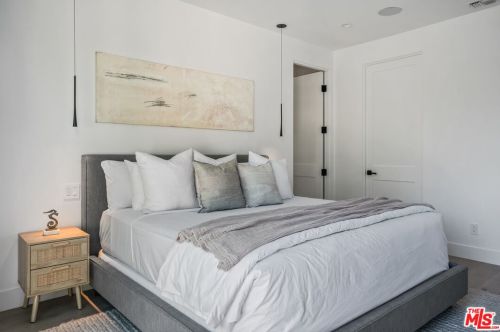 12600 Emelita St, North Hollywood CA  91607-1017 exterior