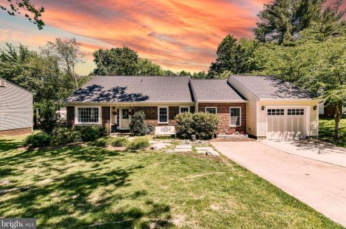 12012 Trossack Rd, Herndon, VA 20170-2719