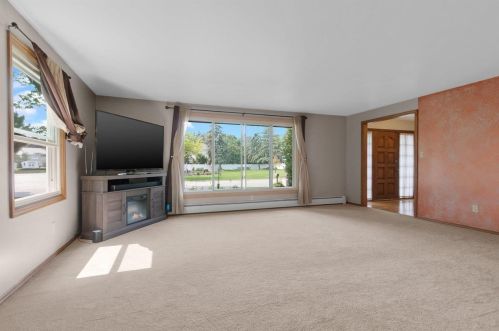 617 Terraview Dr, Green Bay, WI 54301-1445