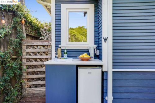 5912 Fremont St, Oakland CA 94608-2217 exterior