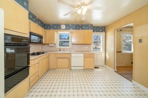 137 Princeton Dr, Hartsdale, NY 10530-2018