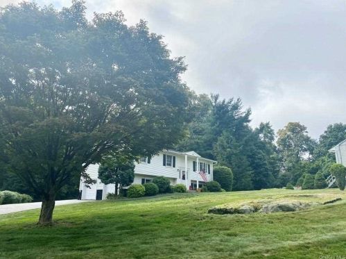 242 Dahlia Dr, Mahopac NY  10541-3768 exterior