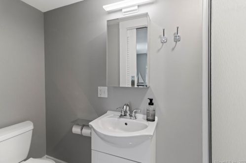 99 Book Hill Rd, Essex CT  06426-1322 exterior