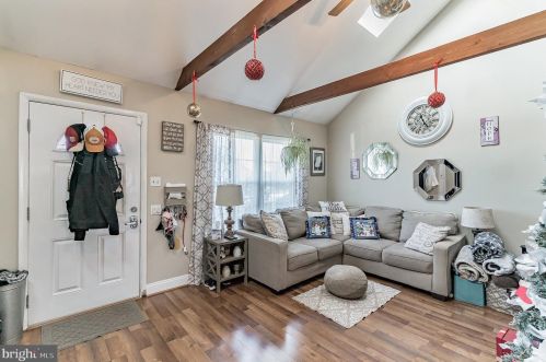 527 Spring Hill Dr, Harleysville PA  19438-2242 exterior