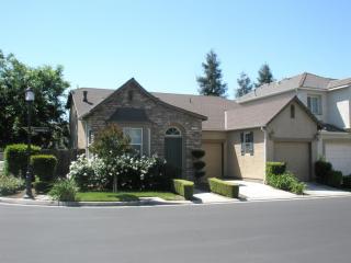 614 Edinburgh Ln, Clovis, CA 93619-9100
