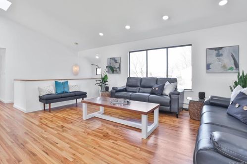 77 Skyview Ln, New Rochelle, NY 10804-2912