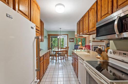 7522 Mequon Square Dr, Thiensville WI  53092-8528 exterior