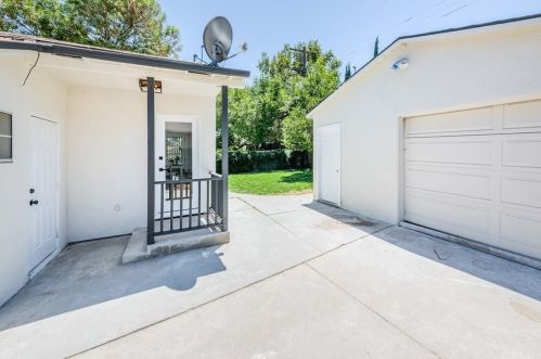 17602 Collins St, Van Nuys CA  91316-1245 exterior