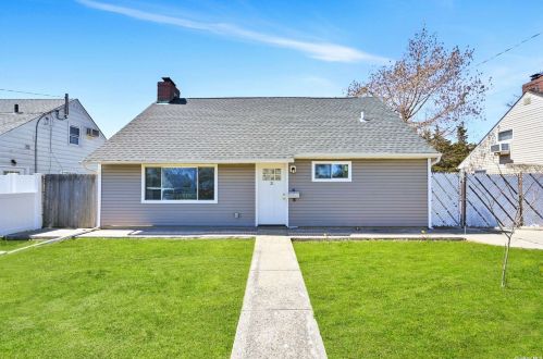 21 Emerson Ave, Copiague, NY 11726-3730