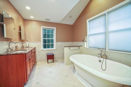 646 Branchville Rd, Ridgefield CT  06877-6128 exterior
