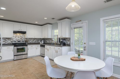 8 Waccamaw Way, Beaufort SC  29906-6002 exterior