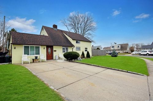 7 Hidden Ln, Westbury, NY 11590-6524