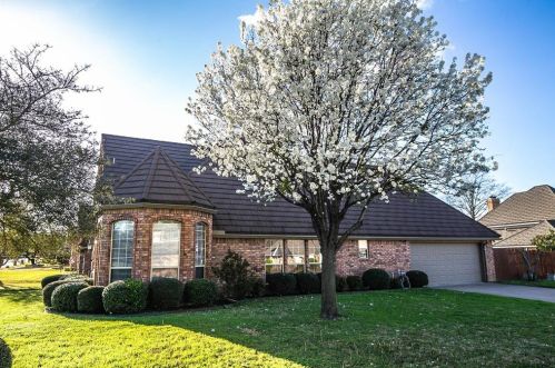 500 Evergreen Dr, Hurst TX  76054-2012 exterior