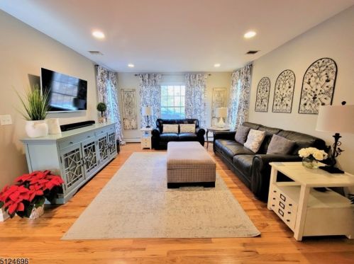 85 Long Hill Rd, Gillette NJ  07933-1410 exterior