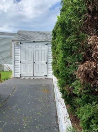 1012 Old Colony Rd, Meriden CT 06451-6362 exterior