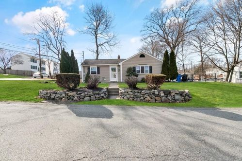 4 Rhode Island Ave, Cumberland RI  02864-5720 exterior